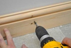 Как установить деревяный плинтус правильно